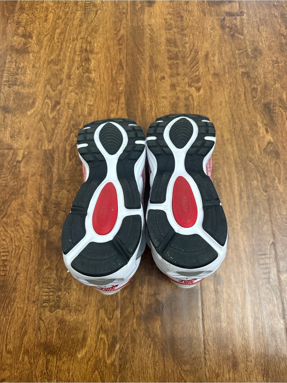Nike Men’s White and Red Wave-Pattern Sneakers - Picture 7 of 15